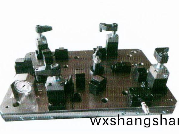 齒輪(lun)室(shi)罩(zhao)蓋液壓裌具